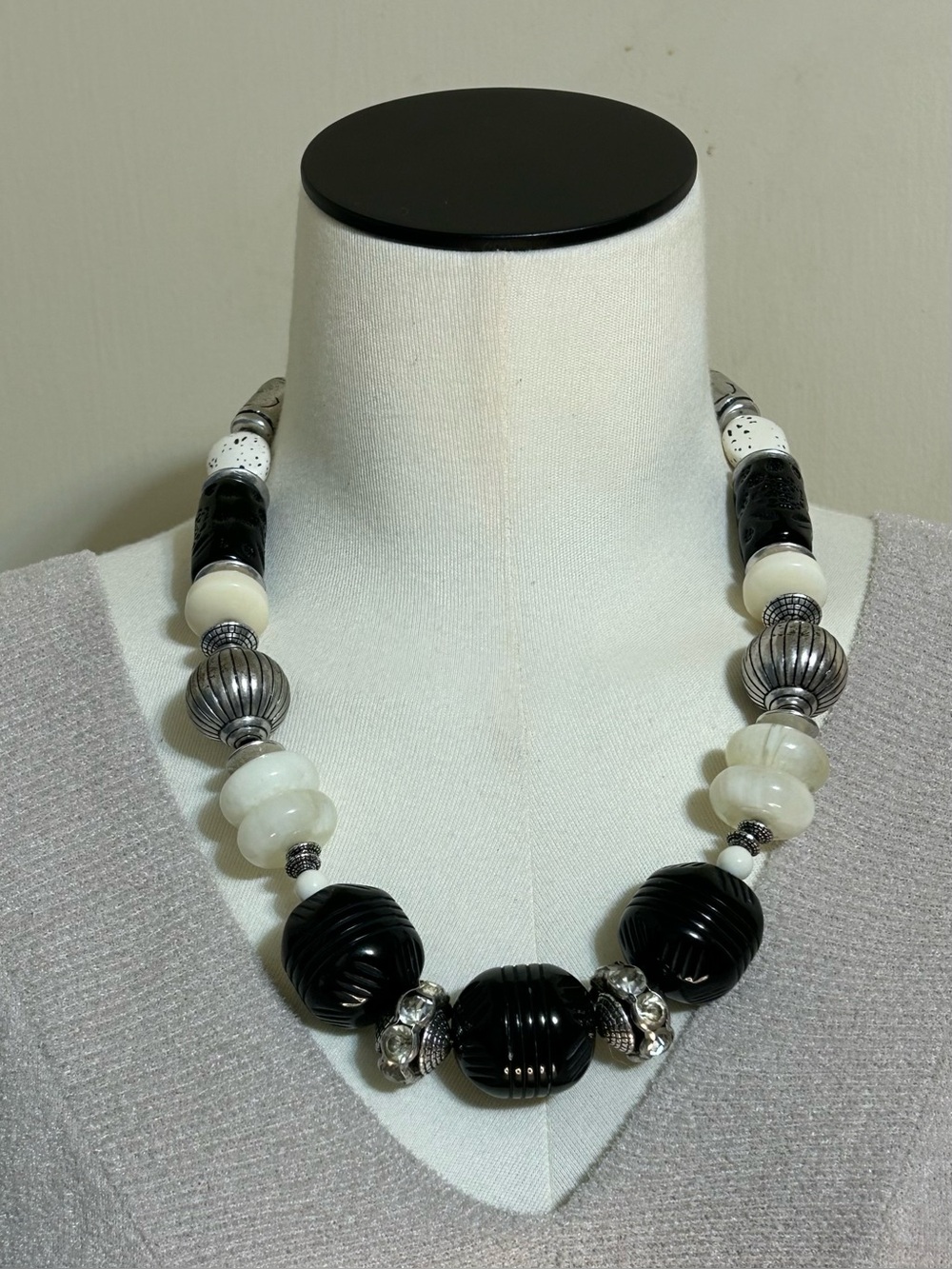 CHICOS CHUNKY BEADED STATEMENT NECKLACE